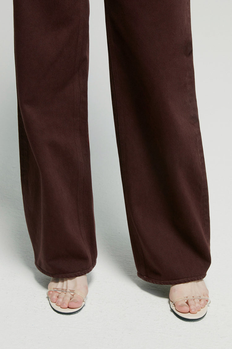Hey Joanie Slope Curve Jeans HJ039, close-up of classic denim fabric and curved fit design in blue denim.