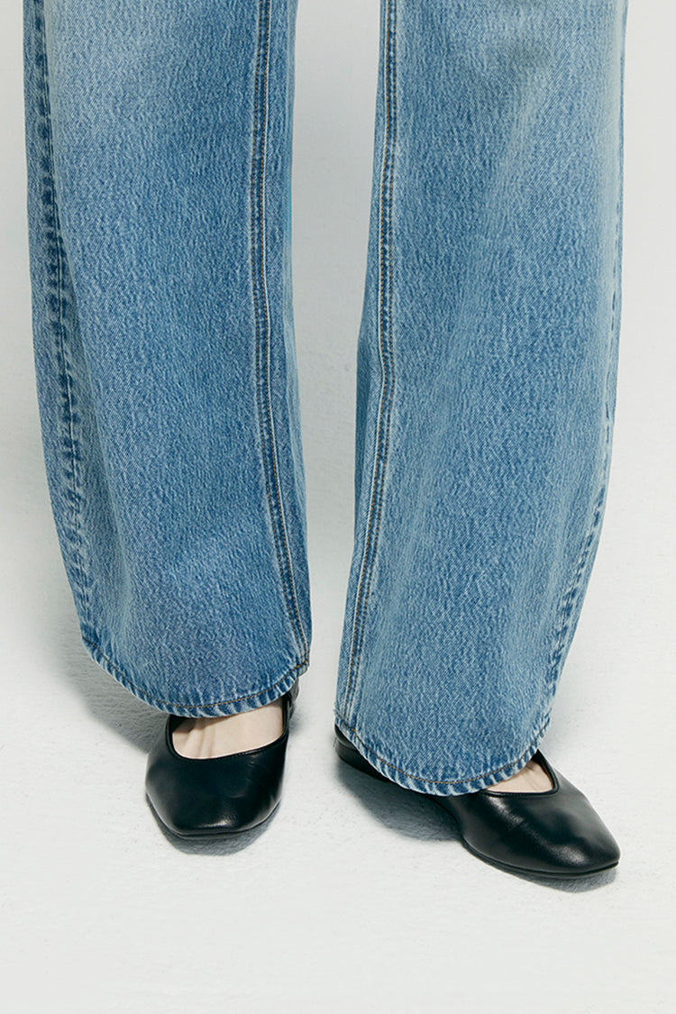 Hey Joanie Slope Curve Jeans HJ039 in light wash with high waist and slim fit, shown on a model.