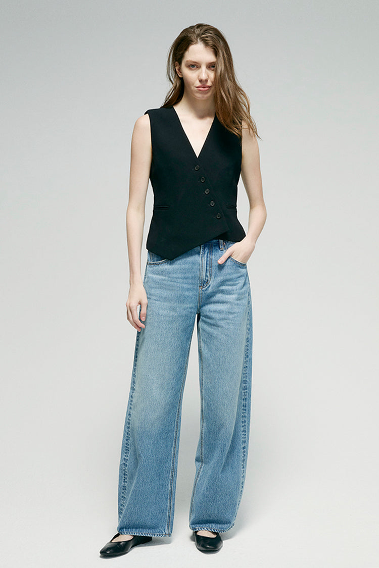 Hey Joanie Slope Curve Jeans HJ039 in denim with a fitted silhouette and classic five-pocket design, shown on a model.