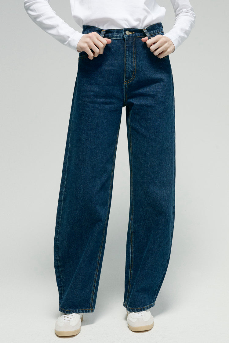 Hey Joanie Slope Curve Jeans HJ039, close-up of classic blue denim with curved fit and detailed stitching.