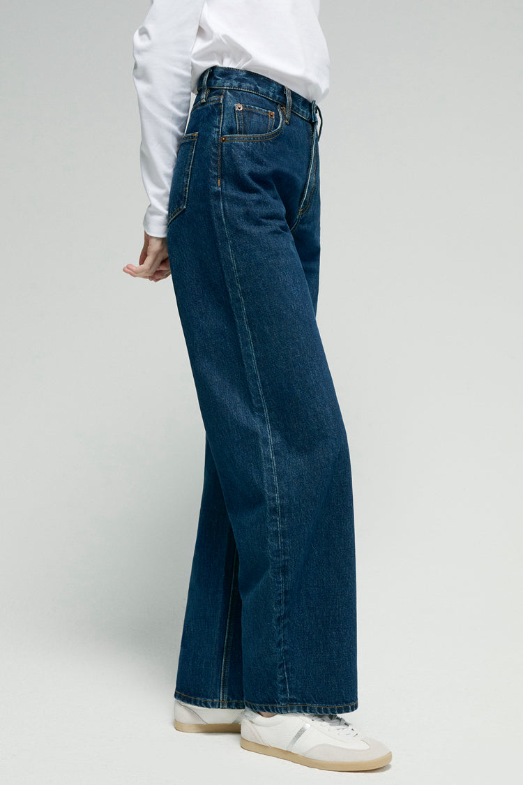Hey Joanie Slope Curve Jeans HJ039, denim jeans with a fitted silhouette and classic five-pocket design, shown on a model.